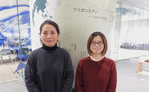 九州大学附属図書館eリソース課リポジトリ係 室井万穂さん（右） 柳田朱里さん（左）