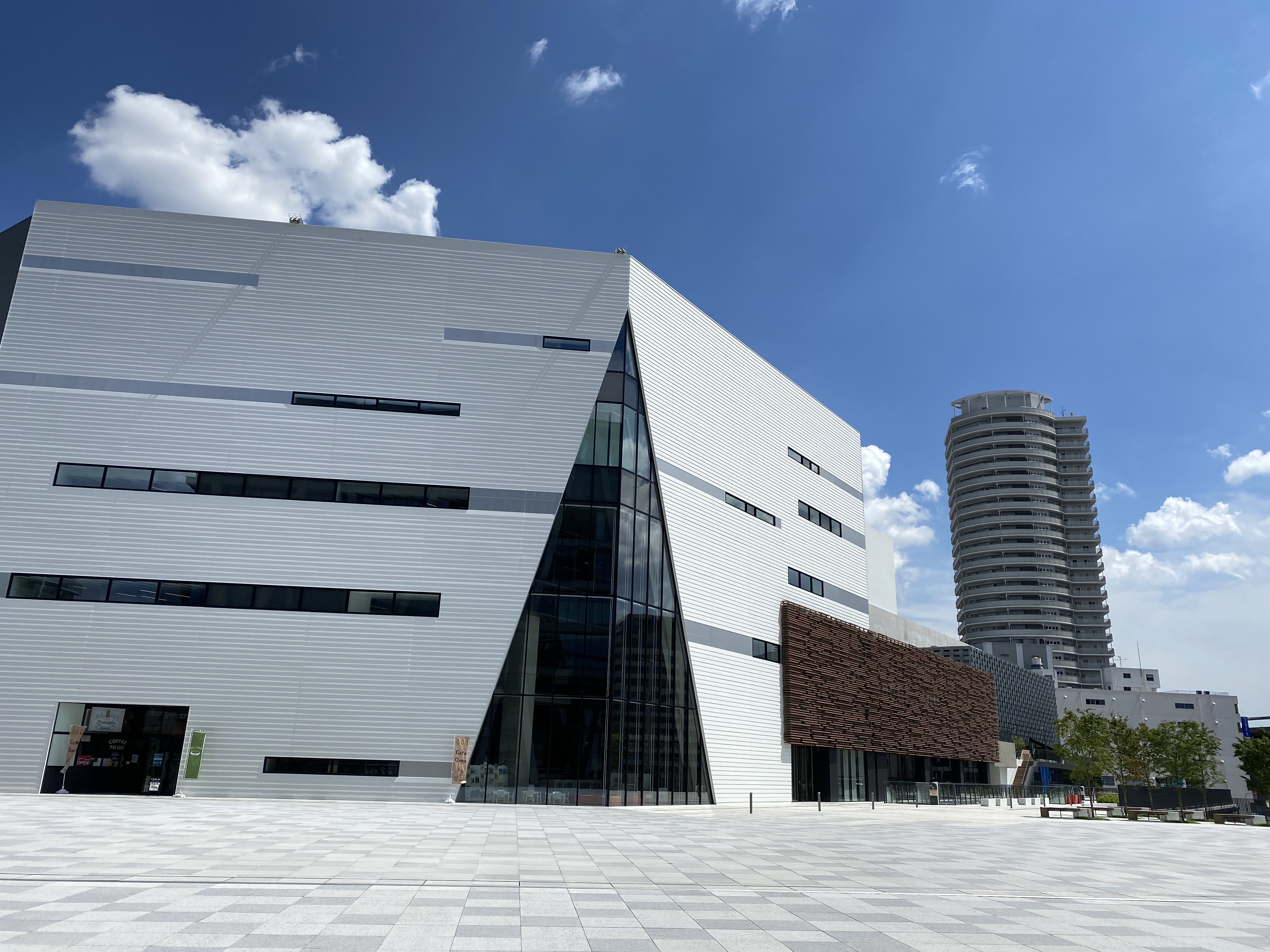 船場図書館外観_青空